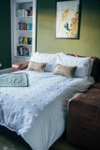 Кровать или кровати в номере The Main Street Burrow - Your Perfect Hideaway
