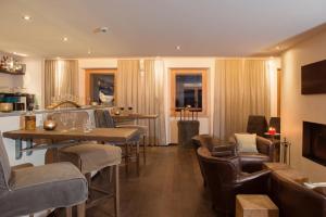 ein Restaurant mit Stühlen, einem Tisch und einer Bar in der Unterkunft Boutique Hotel Locanda Fior di Campo in Campo