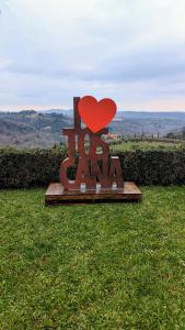 una señal con un corazón en la hierba en Borgo La Casaccia, en Montaione