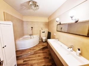 La salle de bains est pourvue d'une baignoire, d'un lavabo et de toilettes. dans l'établissement Central Mayor Apartment, à Blanes
