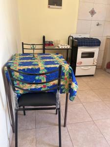 una mesa con una colcha encima en la cocina en La esquina en Santiago del Estero
