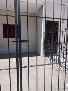 una puerta de hierro frente a un edificio con puerta en La esquina en Santiago del Estero