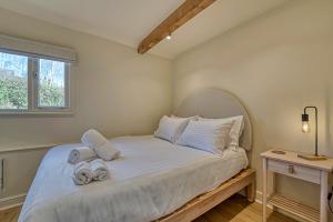um quarto com uma cama com duas toalhas em Guest Homes - The Gleanings em Bredon