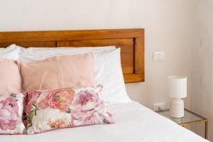 - un lit avec un oreiller et une tête de lit en bois dans l'établissement Venetian Palace R&R, à Venise