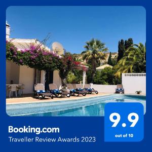 בריכת השחייה שנמצאת ב-Charming Villa with Heated Pool near Sandy Beach, Hiking, Golf and Wineries או באזור