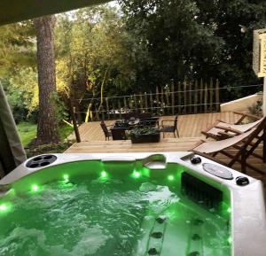 Fotografia z galérie ubytovania Gard - Maison Loft exotique & Jacuzzi privatif v destinácii Beaucaire
