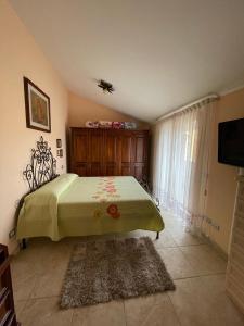 a bedroom with a bed in a room with a television at La casa di Flora aeroporto di Fiumicino in Fiumicino