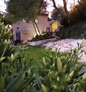 Fotografia z galérie ubytovania Gard - Maison Loft exotique & Jacuzzi privatif v destinácii Beaucaire