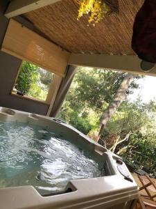 Fotografia z galérie ubytovania Gard - Maison Loft exotique & Jacuzzi privatif v destinácii Beaucaire