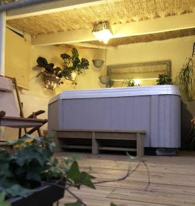 Fotografia z galérie ubytovania Gard - Maison Loft exotique & Jacuzzi privatif v destinácii Beaucaire
