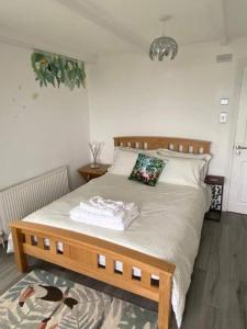 una camera con un grande letto con struttura in legno di Woodlands Bellevue Bed & Breakfast a New Quay
