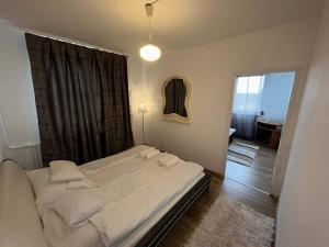 1 dormitorio con 1 cama blanca grande y ventana en Rebeka 2 en Nyíregyháza