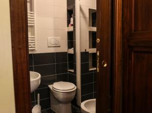 A bathroom at Casa Vacanze Scalone Még 17 kép