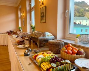 a buffet with fruits and vegetables on a table at Hotelpark Bodetal mit Ferienwohnungen in Thale