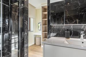 un baño con lavabo y ducha en Vila da Serra, en São Mamede 42 fotos más