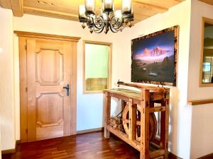 Televízia a/alebo spoločenská miestnosť v ubytovaní Chalet Bernardi Apartments