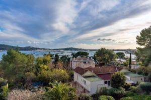 a view of a river and buildings and trees at Studio avec vue mer et terrasse in La Seyne-sur-Mer