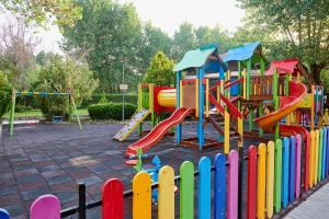 een kleurrijke speeltuin met een kleurrijk hek bij HI Hotels Imperial Resort - Ultra All Inclusive in Sunny Beach