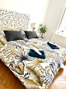 a bed in a room with blue pillows on it at HYPER CENTRE - Colmar Cathédrale - PARKING Gratuit in Colmar