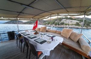 una mesa larga en un barco en el agua en HKA NETA YACHTING en Göcek