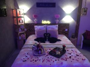 เตียงในห้องที่ Cosy Love & Spa Love room avec spa, hammam et sauna privatif +14 ภาพ