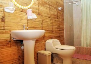La salle de bains est pourvue d'un lavabo et de toilettes. dans l'établissement AquamarInn, à Máncora