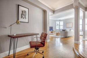 ein Büro mit einem Schreibtisch und einem Stuhl in einem Raum in der Unterkunft Corner 1BR in W Village w Doorman NYC-157 in New York