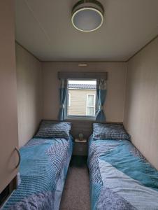 Een bed of bedden in een kamer bij Haven Holiday Home Littlesea Sleeps 6