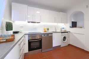 Η κουζίνα ή μικρή κουζίνα στο Villa Puerto Marina 18