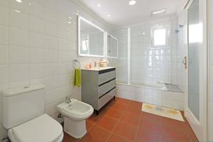 Ένα μπάνιο στο Villa Puerto Marina 18 +17 φωτογραφίες