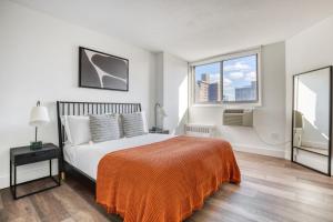 Voodi või voodid majutusasutuse Kips Bay 2br w gym doorman nr Murray Hill NYC-1063 toas