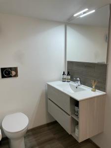 ein Badezimmer mit einem weißen WC und einem Waschbecken in der Unterkunft Casa M Vineyard in Chianciano Terme