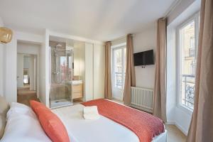Posteľ alebo postele v izbe v ubytovaní Residence Center of Paris le Marais by Studio prestige
