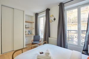 Posteľ alebo postele v izbe v ubytovaní Residence Center of Paris le Marais by Studio prestige