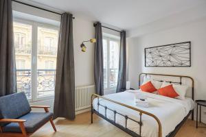 Posteľ alebo postele v izbe v ubytovaní Residence Center of Paris le Marais by Studio prestige + 37 fotografií