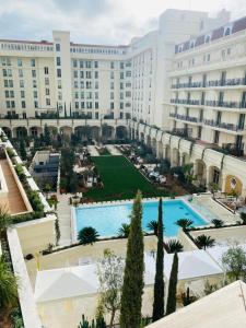 eine Luftansicht auf ein großes Gebäude mit Pool in der Unterkunft Residence Carlton Riviera in Cannes