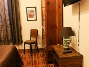 ローマにあるカーサ ヴァカンツェ スカローネのベッドルーム(ランプと椅子付きのテーブル付)