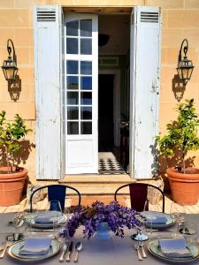 une table avec des assiettes et des ustensiles devant une porte dans l'établissement Chateau Tanesse de Tourny, à Bayon