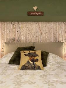 une photo d'un homme dans un chapeau sur un lit dans l'établissement Casa dolce Courmayeur cir0009, à Courmayeur
