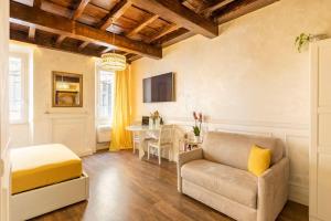 ein Wohnzimmer mit einem Sofa und einem Tisch in der Unterkunft Frattina Elegance Suite in Rom