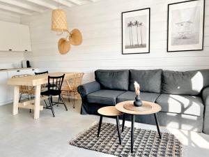 - un salon avec un canapé et une table dans l'établissement BALTIC FAMILY Premium, à Mielno