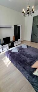 - une chambre avec un grand lit et une couverture violette dans l'établissement Центр Апарт, à Ternopil