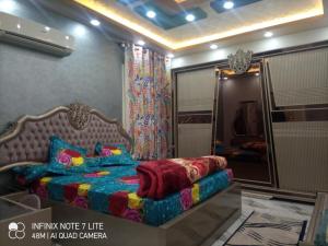 ein Schlafzimmer mit einem Bett in einem Zimmer mit einem Spiegel in der Unterkunft ستانلي اسكندريه in Alexandria