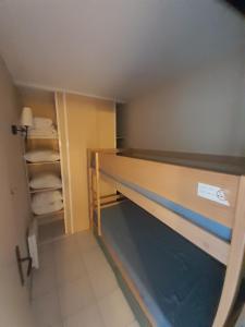 una camera con un letto in una stanza con asciugamani di Port Frejus Thalasso a Fréjus