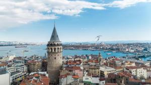 Blick auf eine Stadt mit einem Uhrturm in der Unterkunft GEN PLUS in Istanbul