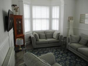 sala de estar con sofá y silla en Lovely Spacious 3 Bedded First Floor Apartment, en Ryde