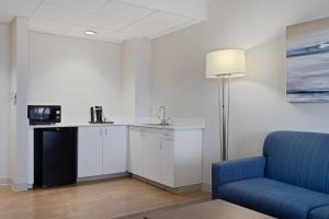 Kuchyň nebo kuchyňský kout v ubytování Holiday Inn Express Hauppauge-Long Island by IHG