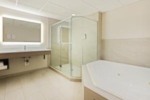 Koupelna v ubytování Holiday Inn Express Hauppauge-Long Island by IHG