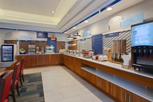 Příslušenství pro přípravu čaje a kávy v ubytování Holiday Inn Express Hauppauge-Long Island by IHG