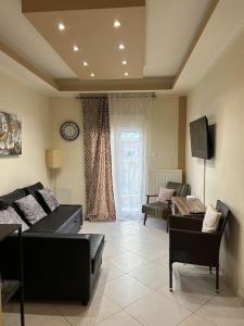sala de estar con sofá y mesa en Ifestionos 2-Bedroom Apartment, en Tesalónica